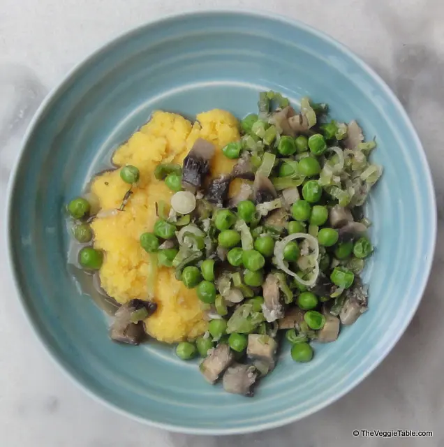 Mushrooms, Scallions, and Peas Ⓥ