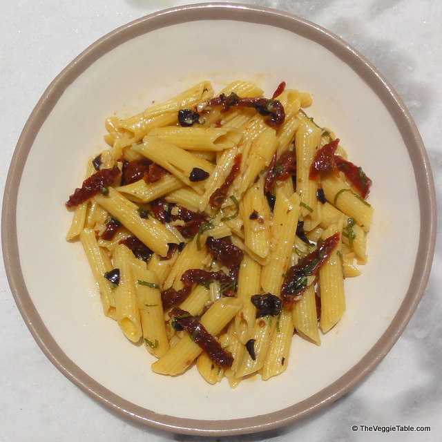 Penne with Tomatoes and Olives Ⓥ