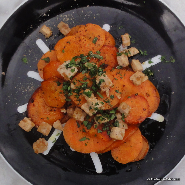 Smoky Caramelized Carrots Ⓥ