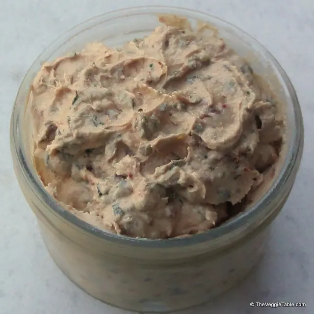 Sun-Dried Tomato and Basil Cream Cheese Ⓥ