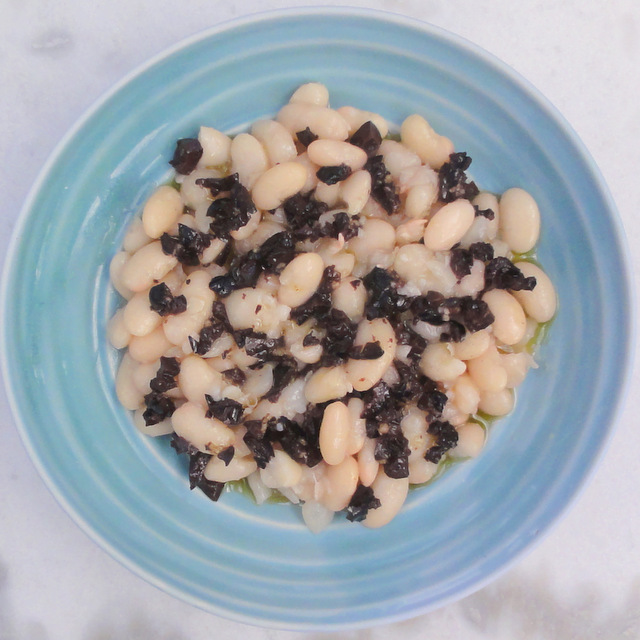 White Bean and Black Olive Salad Ⓥ