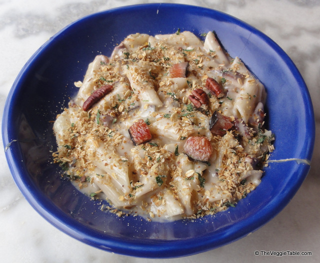 Pasta with fresh figs and walnuts